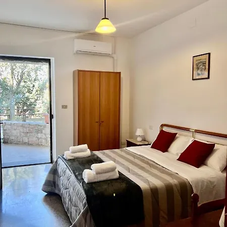 Santa Maria Di Betlem לינה וארוחת בוקר פוליניו